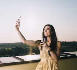Motorola revela Edge 50 – Câmera de ponta e versão elegante em madeira